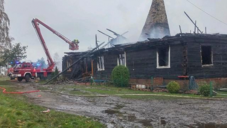 Izbiska. Pożar domu podcieniowego. 13 zastępów straży pożarnej w akcji - 1.10.2017