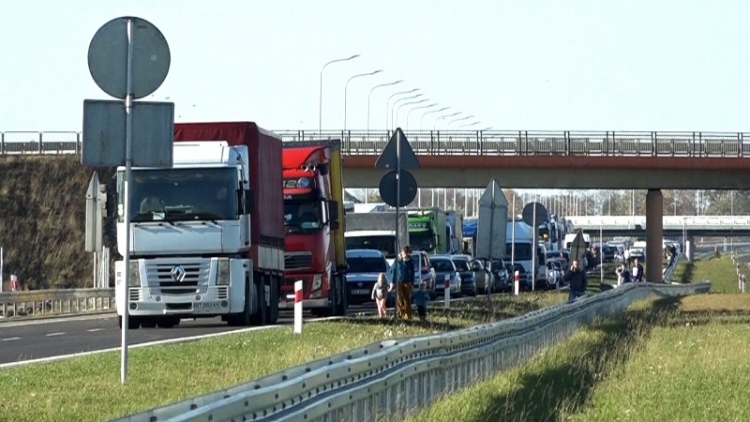 Po zderzeniu, wyciek paliwa z cysterny na S7 w kierunku Elbląga -31.10.2018