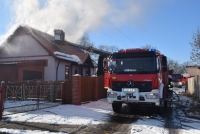 5 zastępów straży pożarnej walczyło z pożarem domu w Nowej Kościelnicy gm.Ostaszewo - 26.02.2018