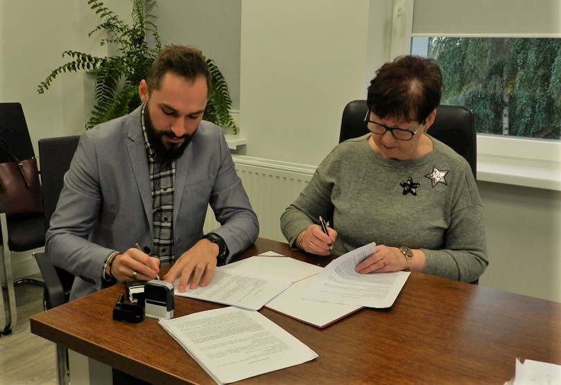 Wójt gminy podpisała umowę na modernizację boiska w Stegniejpg