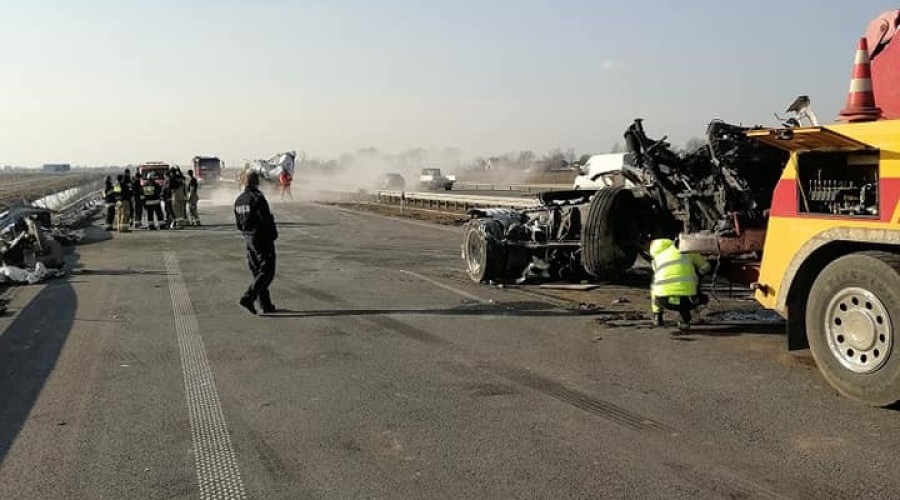 wypadek ciężarówek na S7 (9)