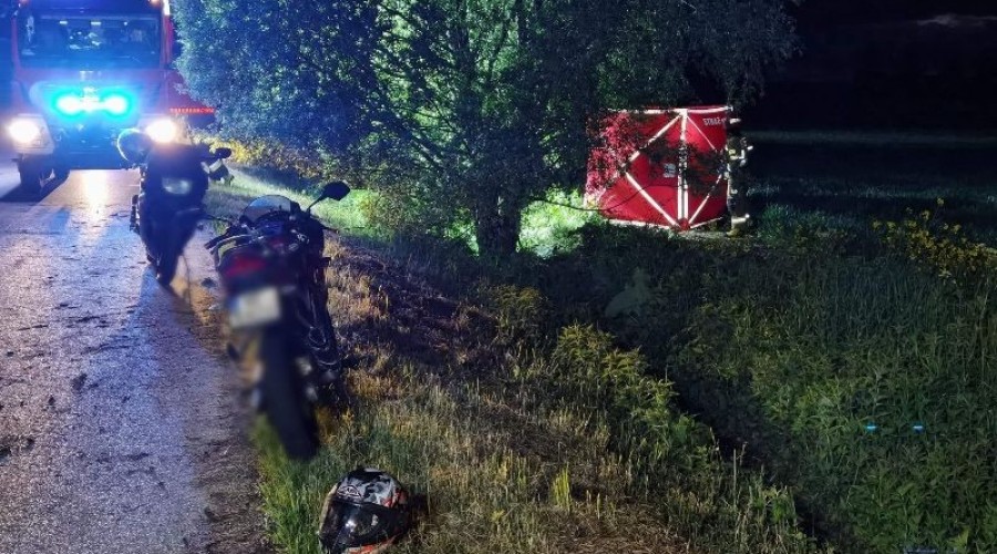 Mieszkaniec Elbląga zginął na miejscu po zderzeniu motocykla z drzewem (3)