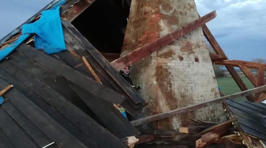 zerwany dach fot. osp cedry wielkie (2)