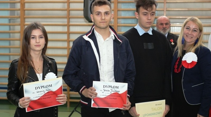 Nowy Dwór Gd. Utworzyli biało-czerwoną flagę dla Niepodległej  (1)