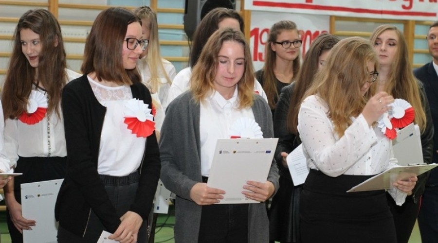 Nowy Dwór Gd. Utworzyli biało-czerwoną flagę dla Niepodległej  (3)