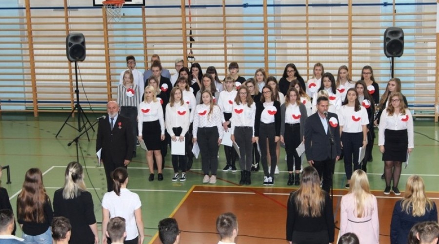 Nowy Dwór Gd. Utworzyli biało-czerwoną flagę dla Niepodległej  (9)