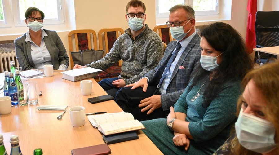 Robocze spotkanie z dyrektorami jednostek oświatowych powiatu nowodworskiego.