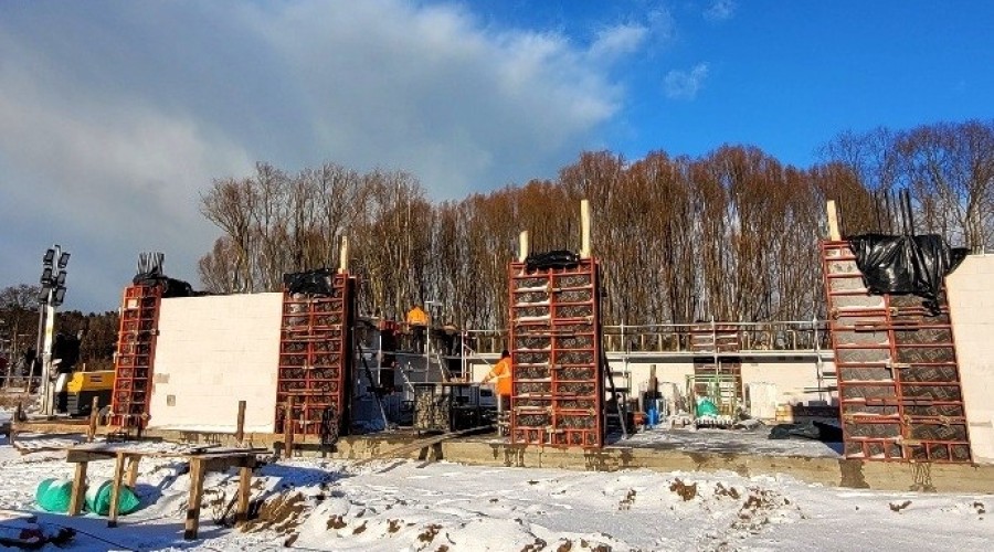 Kolejny etap prac w porcie jachtowym - wznoszą się mury budynku służącego do obsługi portu.2