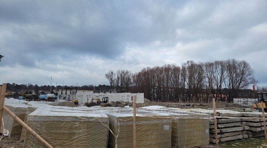 Kolejny etap prac w porcie jachtowym - wznoszą się mury budynku służącego do obsługi portu.5