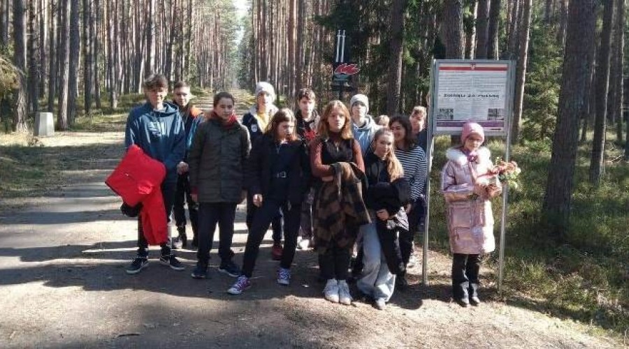 pomnik w lesie rocznica (6)