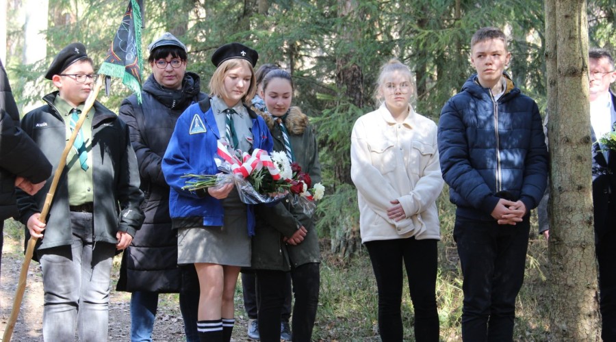 pomnik w lesie rocznica (8)