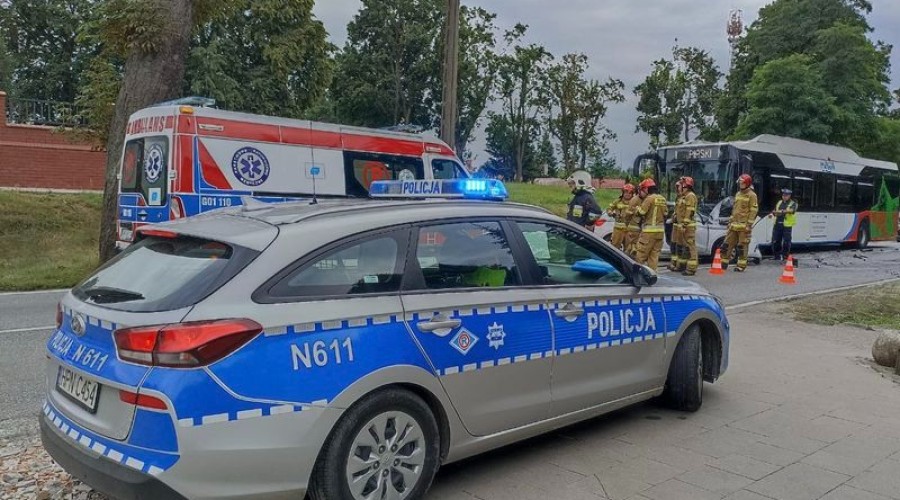 Malbork - wypadek z udziałem autobusu miejskiego i samochodu osobowego1