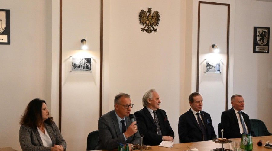 Nowy Dwór Gdański. Spotkanie Marszałka Senatu RP Tomasza Grodzkiego z młodzieżą. 02