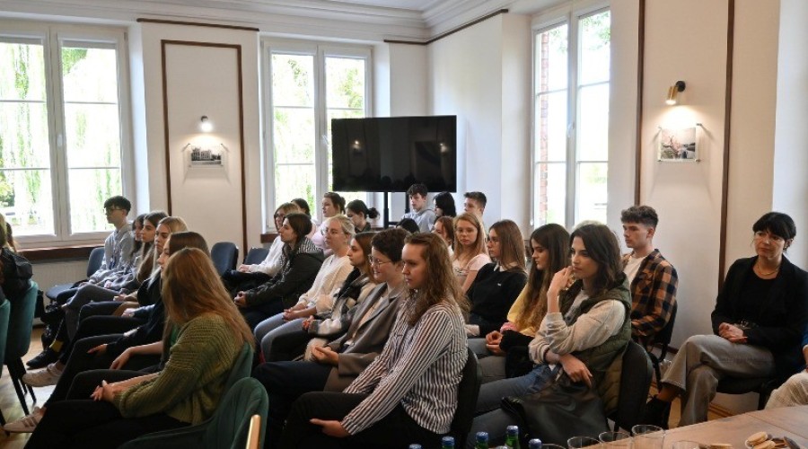 Nowy Dwór Gdański. Spotkanie Marszałka Senatu RP Tomasza Grodzkiego z młodzieżą. 03