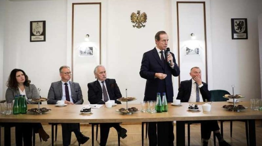 Nowy Dwór Gdański. Spotkanie Marszałka Senatu RP Tomasza Grodzkiego z młodzieżą. 09