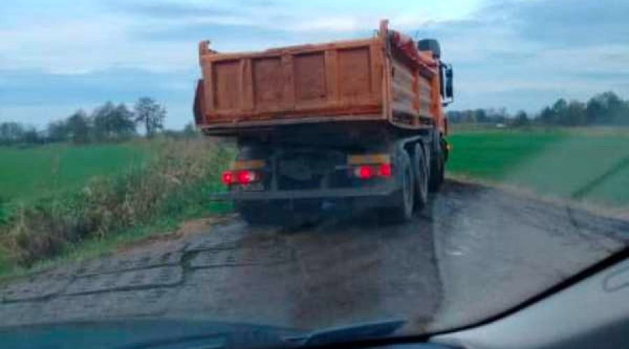 stobiec chełmek zniszczona droga01