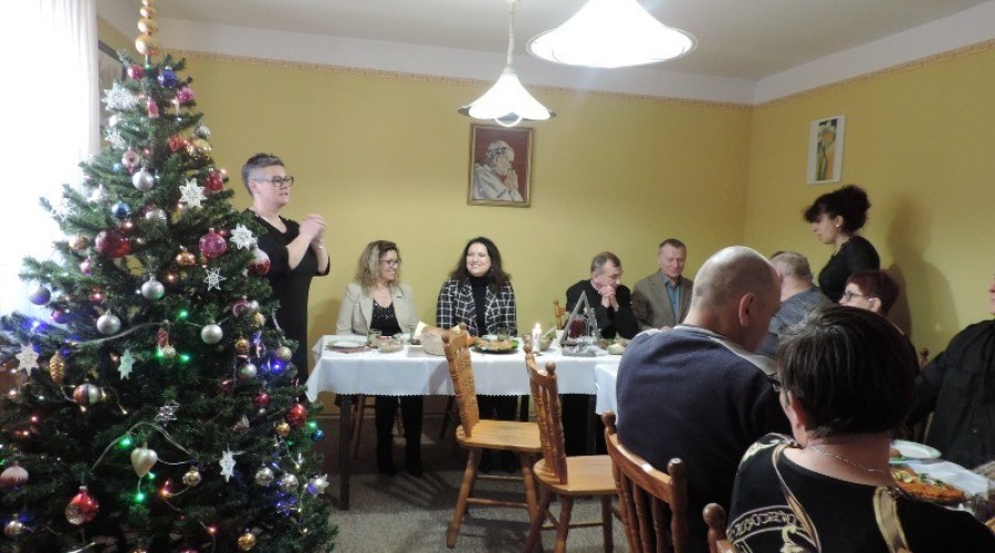 Wigilijne spotkanie uczestników Warsztatów Terapii Zajęciowej.  (17)