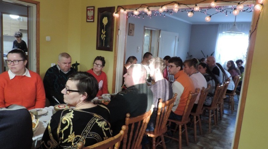 Wigilijne spotkanie uczestników Warsztatów Terapii Zajęciowej.  (2)