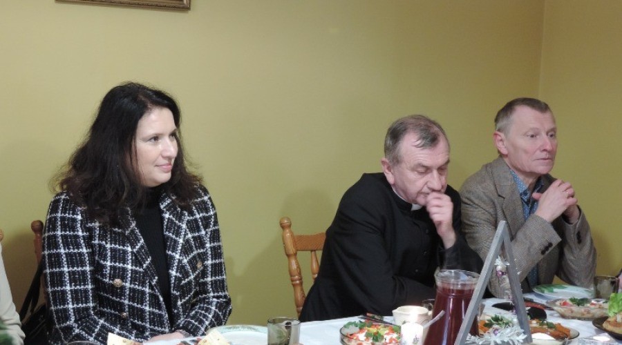 Wigilijne spotkanie uczestników Warsztatów Terapii Zajęciowej.  (6)