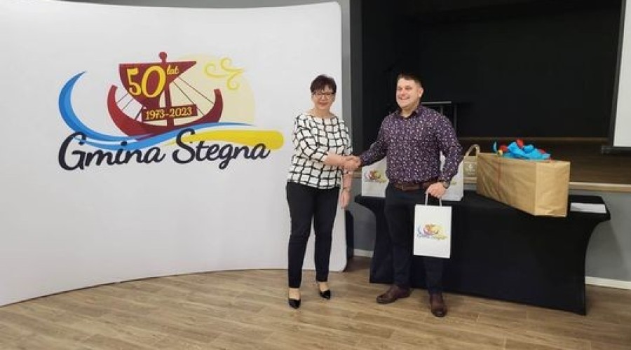 Wręczenie nagród za projekt znaku graficznego z tytułu obchodów 50 -lecia Gminy Stegna (1)