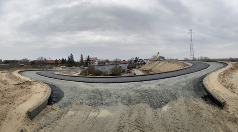 Droga doj do P3 - ułożone kruszywo i rozpoczęta podbudowa z masy 3