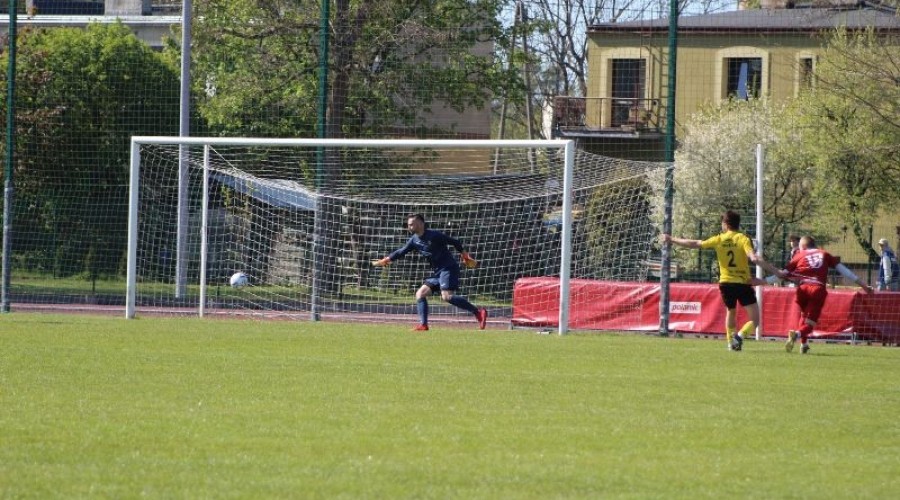 Zawodnicy z Nowego Dworu przegrywają po zaciętym pojedynku z drużyną ze Skarszew (1)