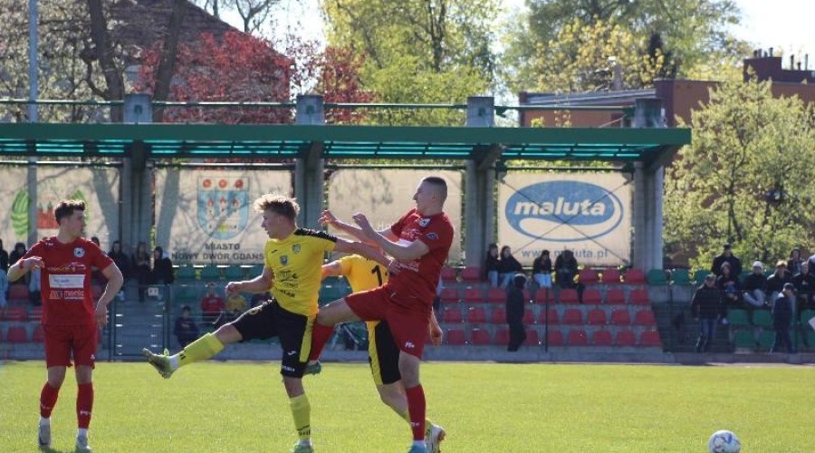 Zawodnicy z Nowego Dworu przegrywają po zaciętym pojedynku z drużyną ze Skarszew (10)