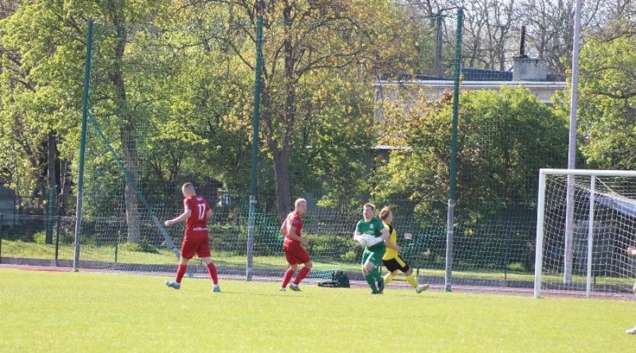 Zawodnicy z Nowego Dworu przegrywają po zaciętym pojedynku z drużyną ze Skarszew (17)