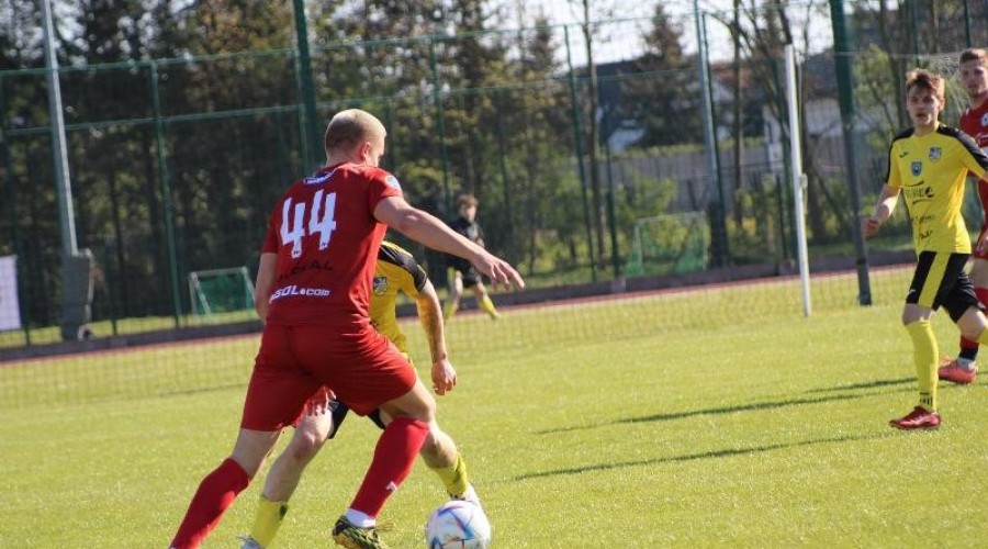 Zawodnicy z Nowego Dworu przegrywają po zaciętym pojedynku z drużyną ze Skarszew (19)