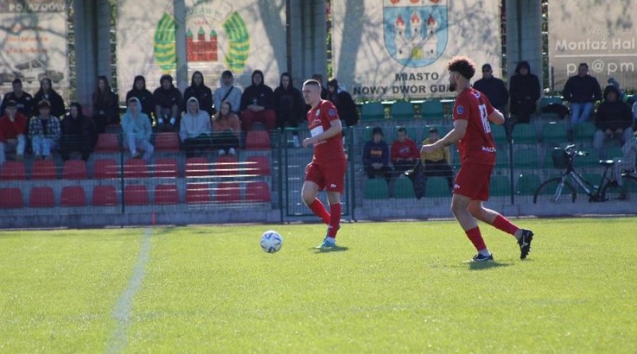 Zawodnicy z Nowego Dworu przegrywają po zaciętym pojedynku z drużyną ze Skarszew (2)