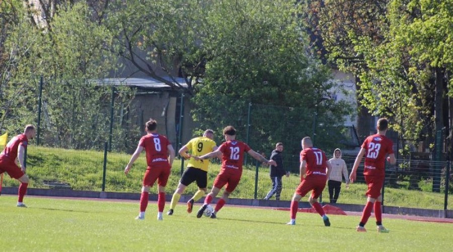 Zawodnicy z Nowego Dworu przegrywają po zaciętym pojedynku z drużyną ze Skarszew (21)