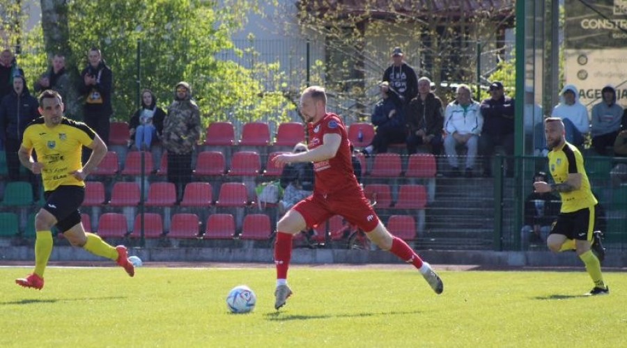 Zawodnicy z Nowego Dworu przegrywają po zaciętym pojedynku z drużyną ze Skarszew (23)