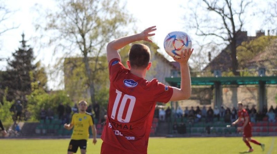 Zawodnicy z Nowego Dworu przegrywają po zaciętym pojedynku z drużyną ze Skarszew (24)