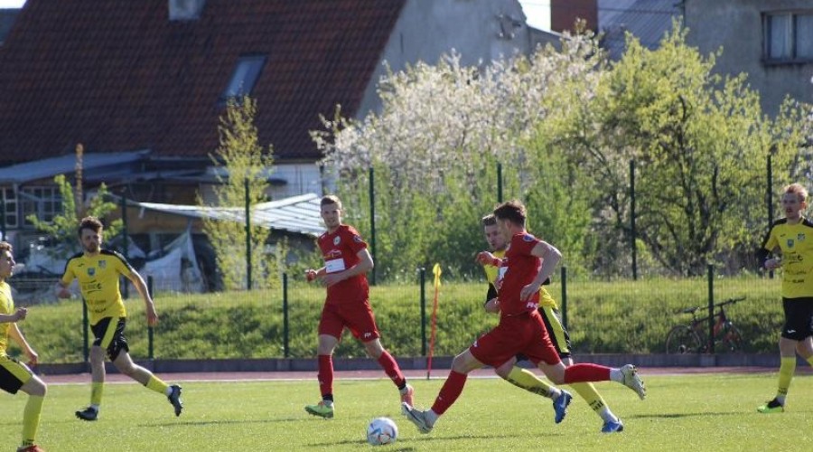 Zawodnicy z Nowego Dworu przegrywają po zaciętym pojedynku z drużyną ze Skarszew (26)