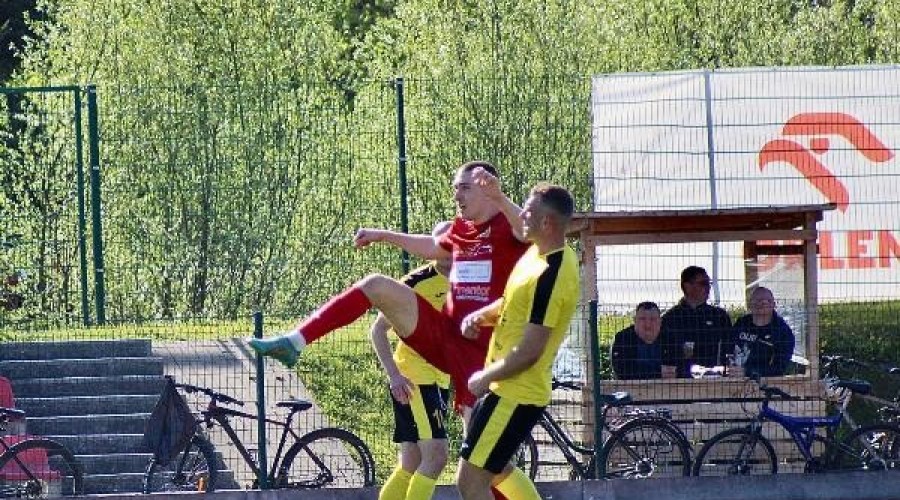 Zawodnicy z Nowego Dworu przegrywają po zaciętym pojedynku z drużyną ze Skarszew (29)