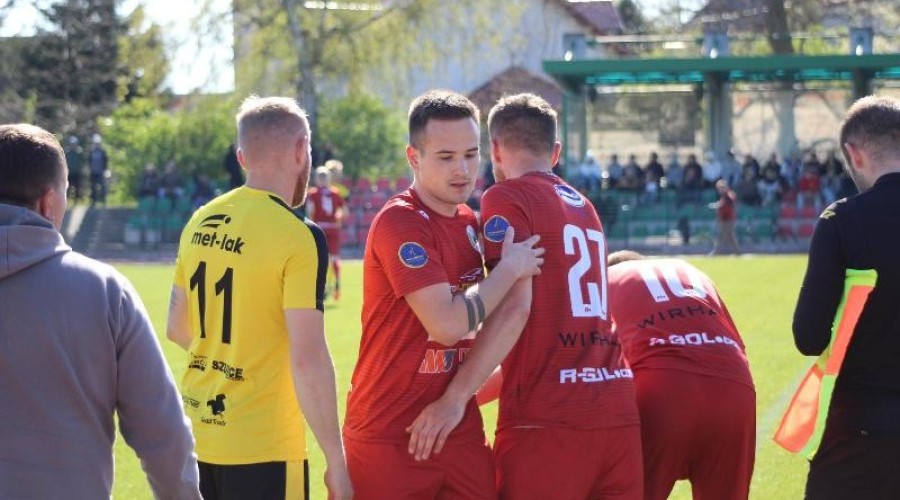 Zawodnicy z Nowego Dworu przegrywają po zaciętym pojedynku z drużyną ze Skarszew (33)