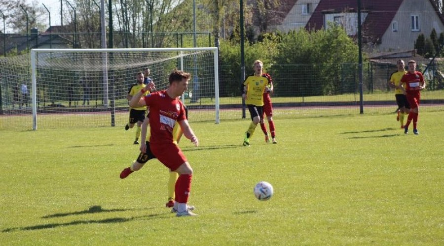 Zawodnicy z Nowego Dworu przegrywają po zaciętym pojedynku z drużyną ze Skarszew (34)