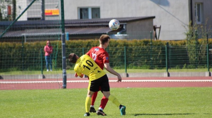 Zawodnicy z Nowego Dworu przegrywają po zaciętym pojedynku z drużyną ze Skarszew (38)