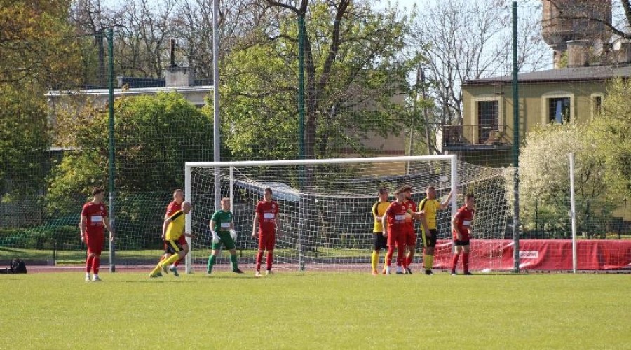 Zawodnicy z Nowego Dworu przegrywają po zaciętym pojedynku z drużyną ze Skarszew (42)