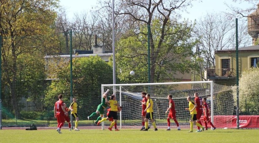 Zawodnicy z Nowego Dworu przegrywają po zaciętym pojedynku z drużyną ze Skarszew (44)