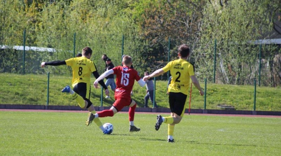 Zawodnicy z Nowego Dworu przegrywają po zaciętym pojedynku z drużyną ze Skarszew (49)