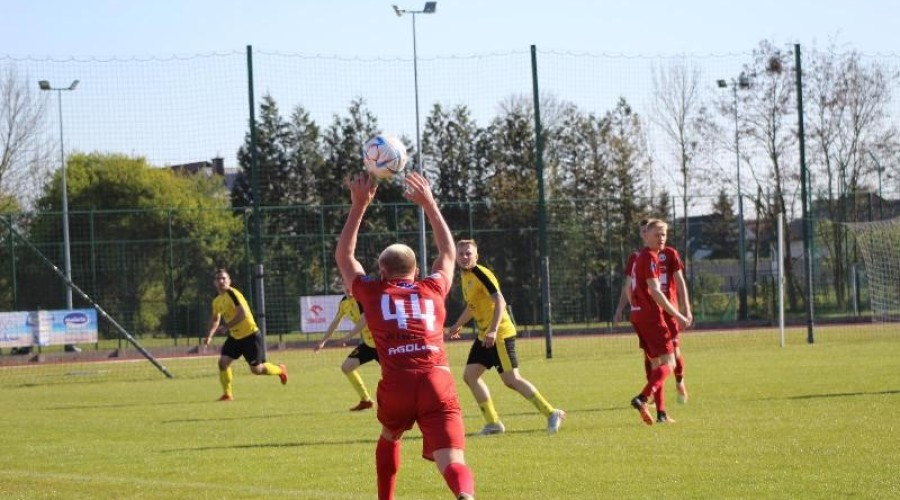 Zawodnicy z Nowego Dworu przegrywają po zaciętym pojedynku z drużyną ze Skarszew (5)