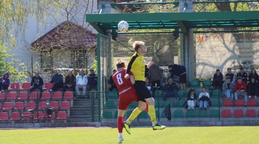 Zawodnicy z Nowego Dworu przegrywają po zaciętym pojedynku z drużyną ze Skarszew (50)