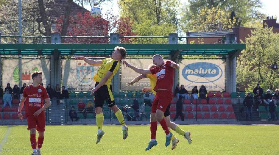 Zawodnicy z Nowego Dworu przegrywają po zaciętym pojedynku z drużyną ze Skarszew (9)