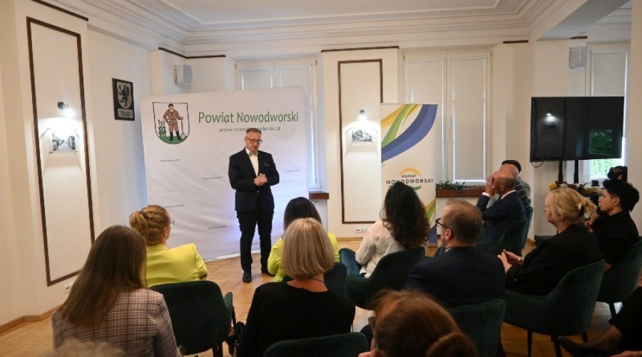 Nagrody dla wybitnych edukatorów z Powiatu Nowodworskiego01