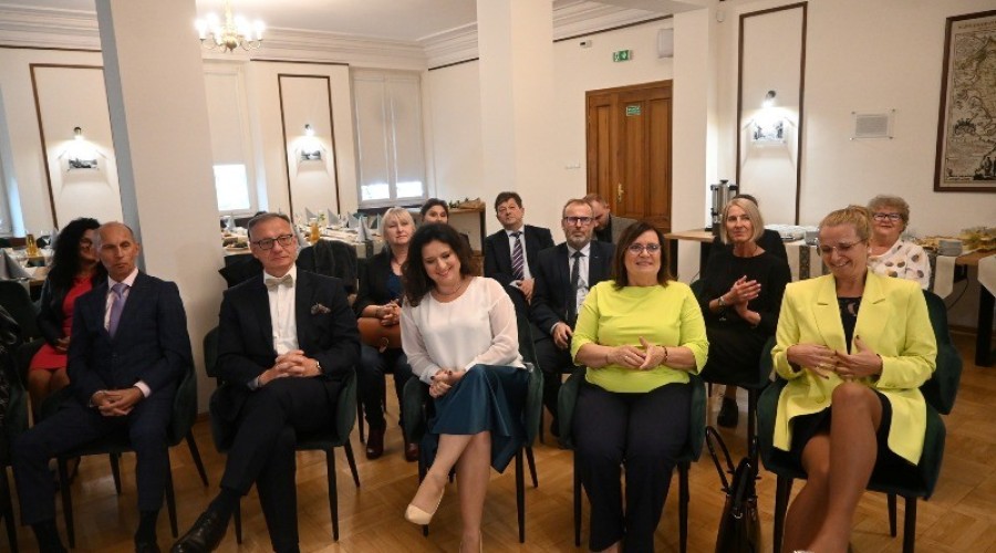 Nagrody dla wybitnych edukatorów z Powiatu Nowodworskiego02