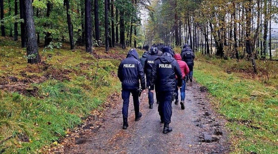 Policjanci prowadzą poszukiwania 44 letniego Grzegorza Borysa podejrzewanego o zabójstwo 6-letniego chłopca. 02