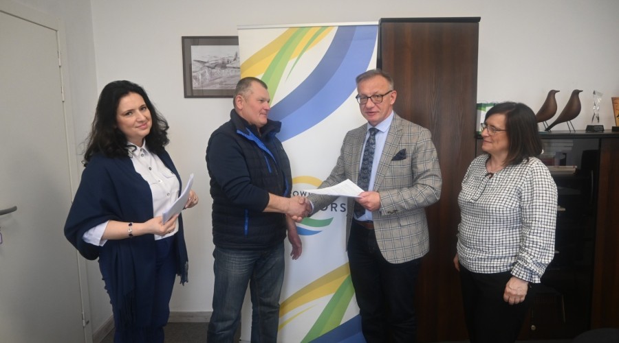 podpisanie umów w starostwie (1)