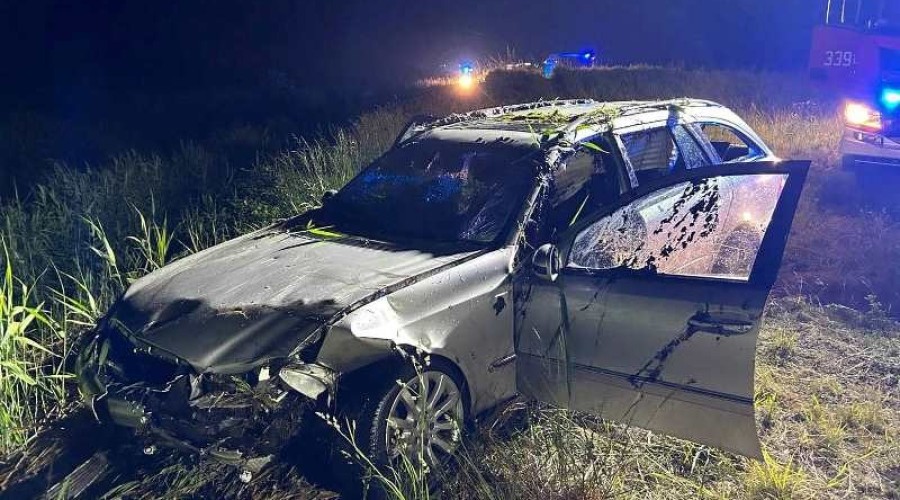 dworek Samochód wpadł do przydrożnego kanału. Kierowca nie żyje. (1)