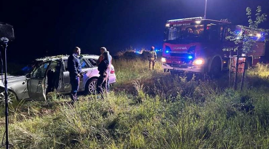 dworek Samochód wpadł do przydrożnego kanału. Kierowca nie żyje. (2)